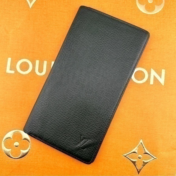 **Excellent condition** AUTHENTIC Louis Vuitton Taiga wallet. Green.